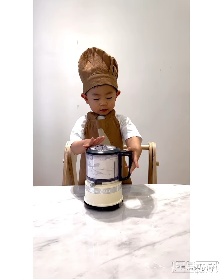 1歲多的Julian戴上熊仔圍裙、啡色廚師帽，相當可愛。