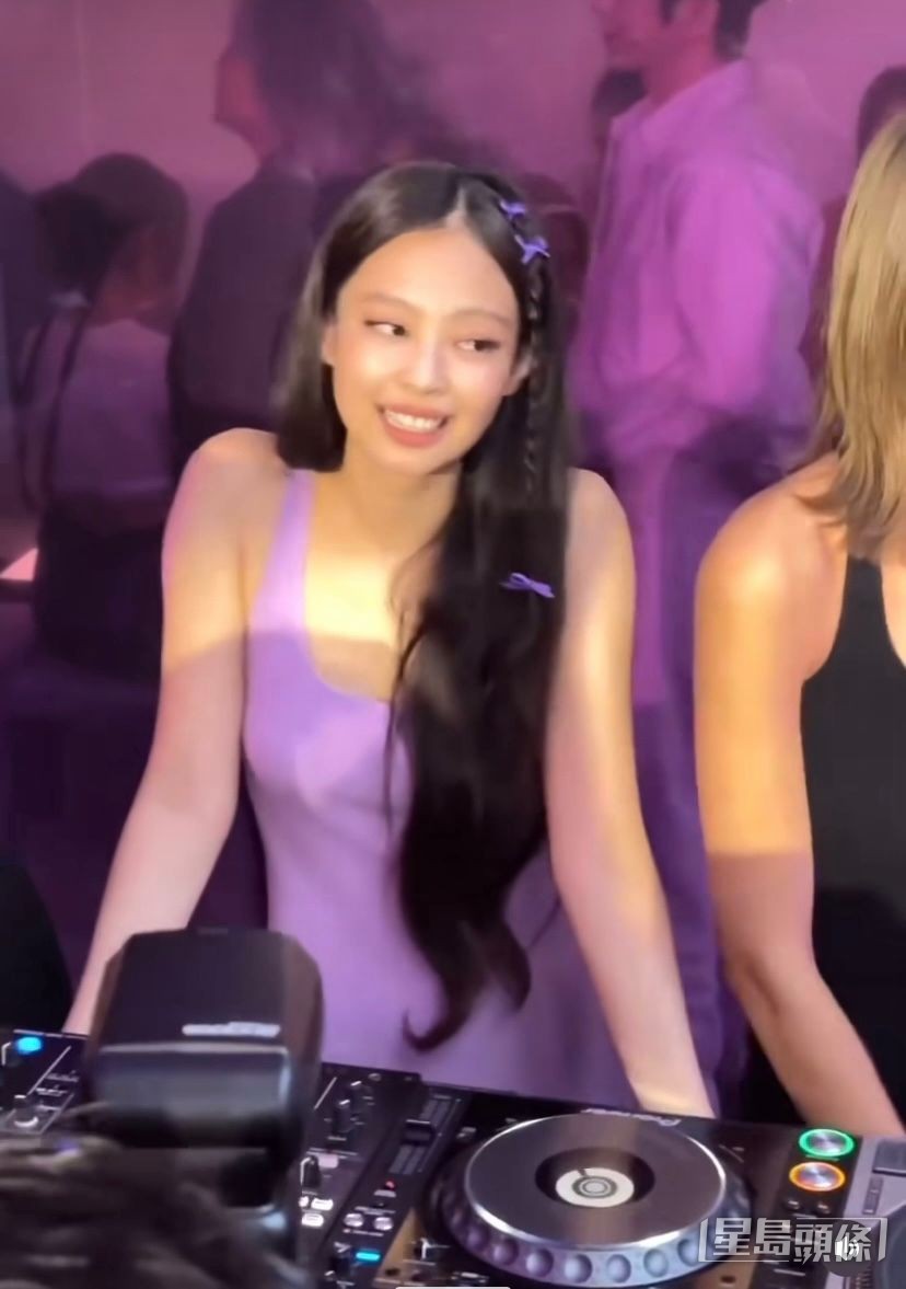 Jennie打碟表演好吸引。