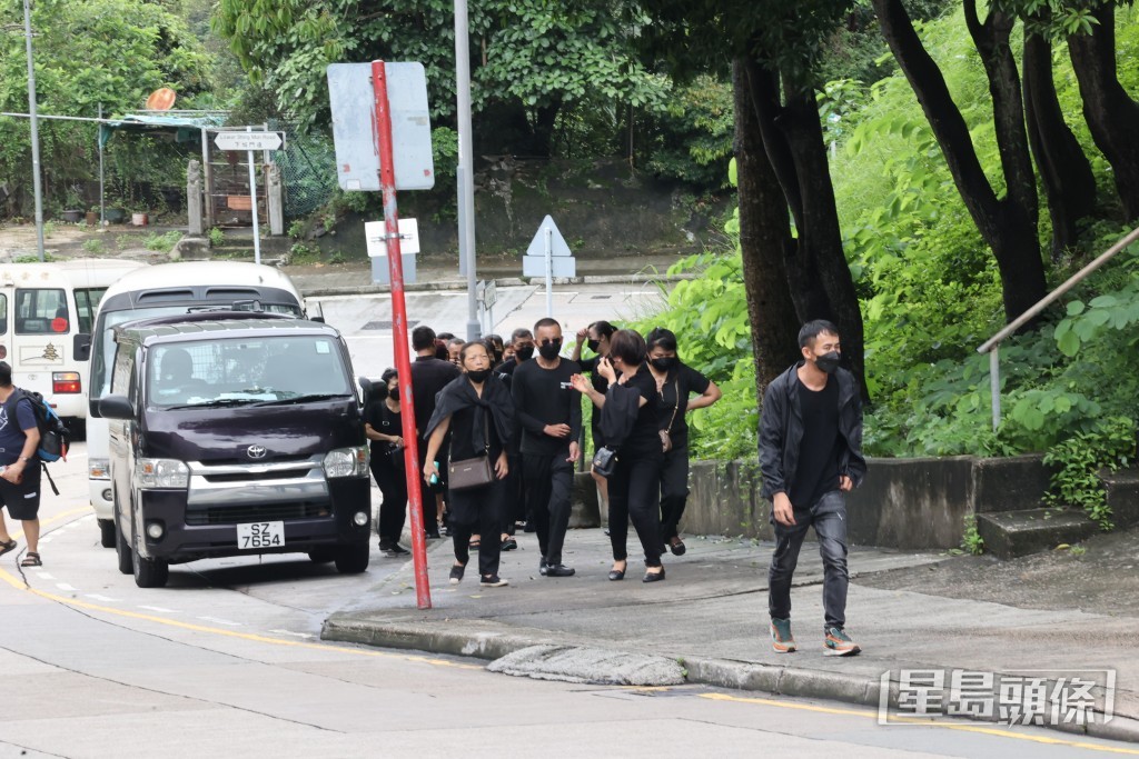 疑似亲属到场打点。