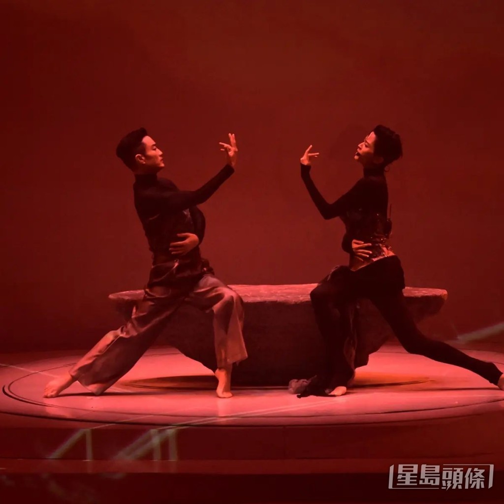 梁詠琪透露，這條裙是過程中修改最多的一套，最後的效果令人滿意，這也是她第一次以全身緊身衣上陣演出，令她對自己的身形要求更為嚴格，希望不負設計師的心血。