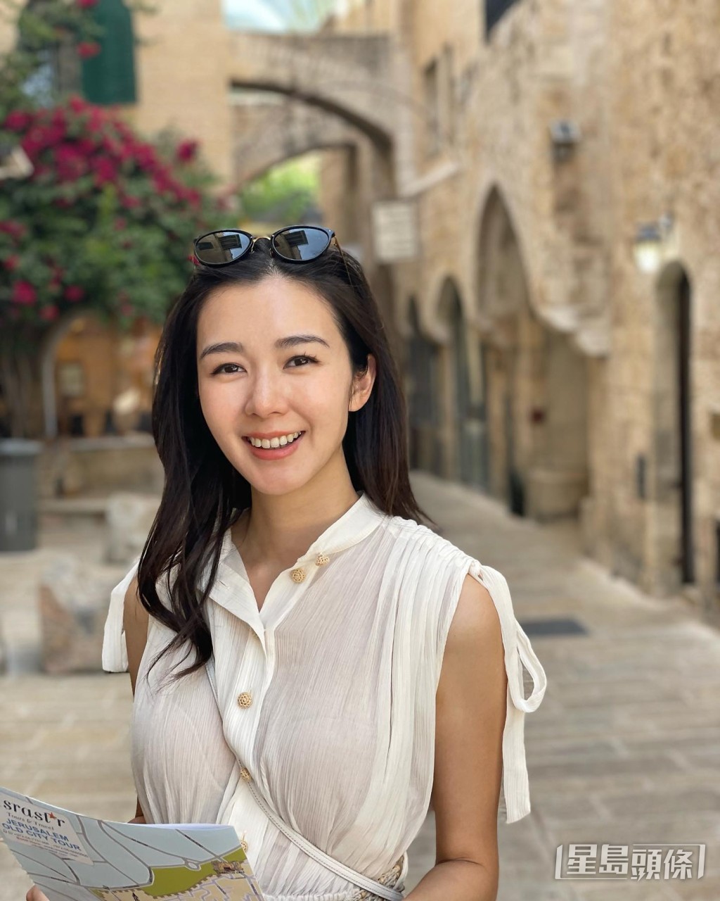 麥明詩因手上拎住耶路撒冷行程單張，被揭到當地朝聖。