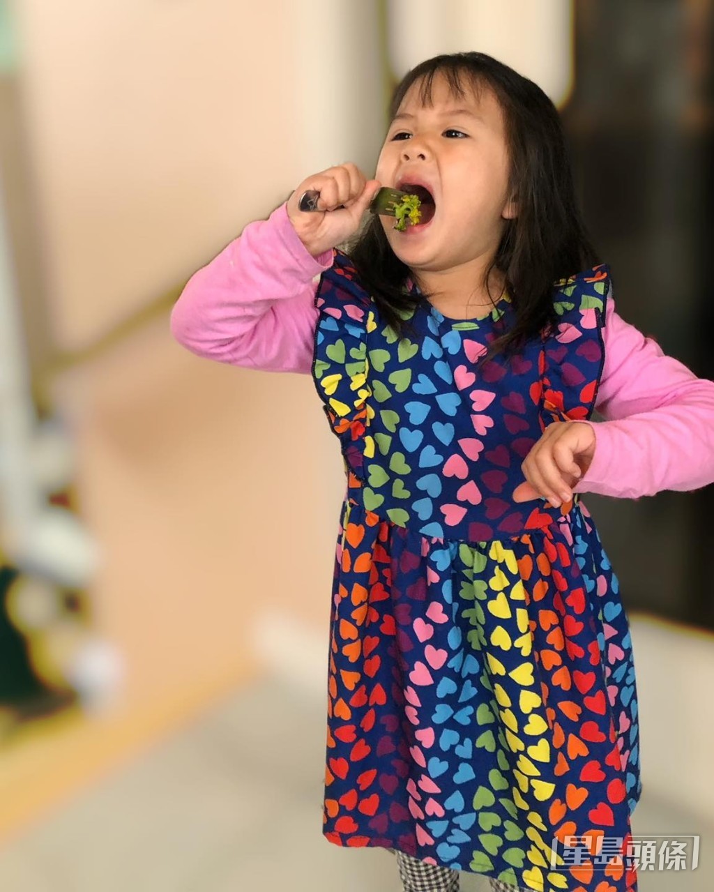 張嘉兒教育小朋友有另一種方法。