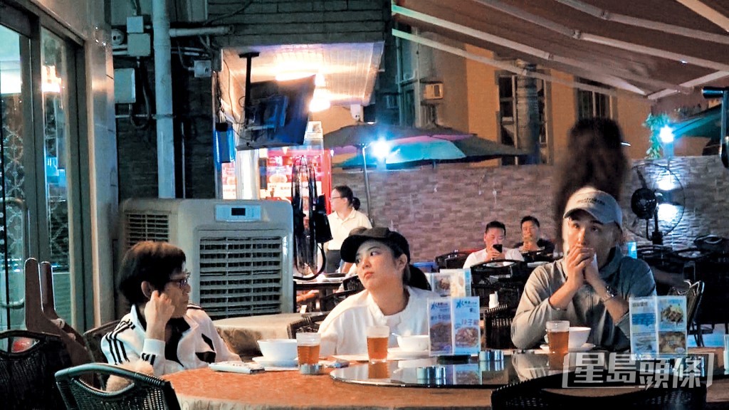 陳展鵬與妻子單文柔一有時間就會陪媽媽。（東周刊圖片）