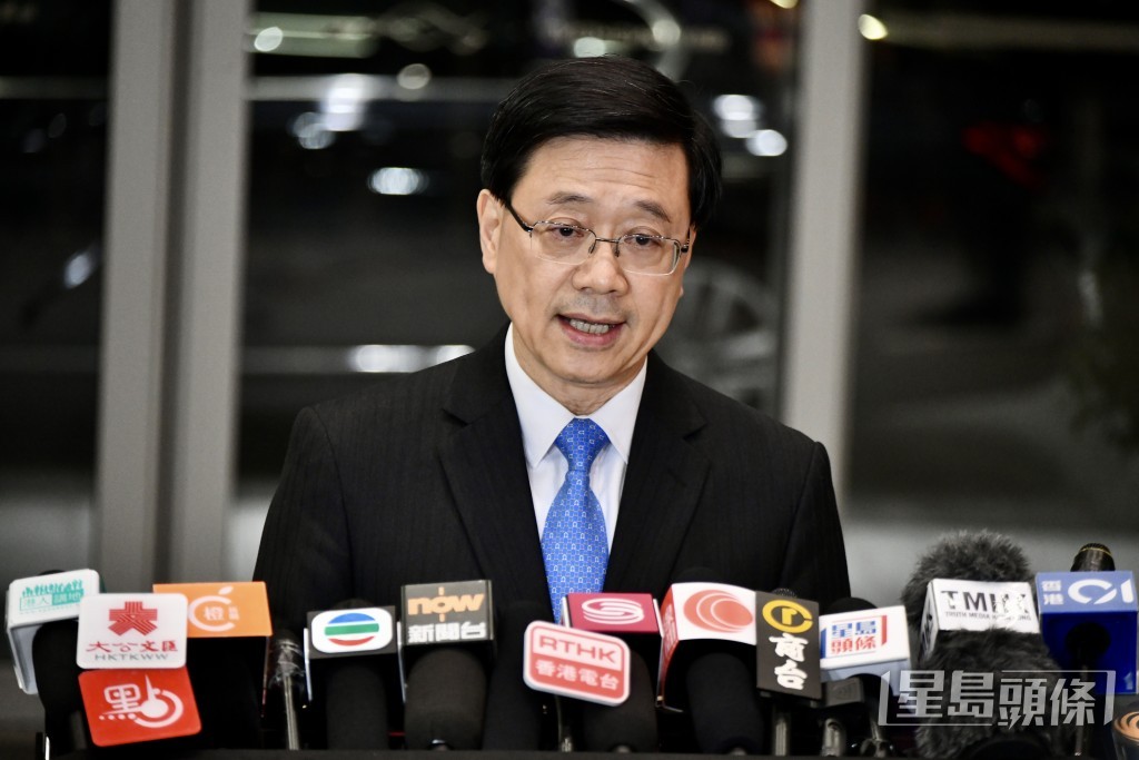 行政長官李家超面見傳媒。盧江球攝
