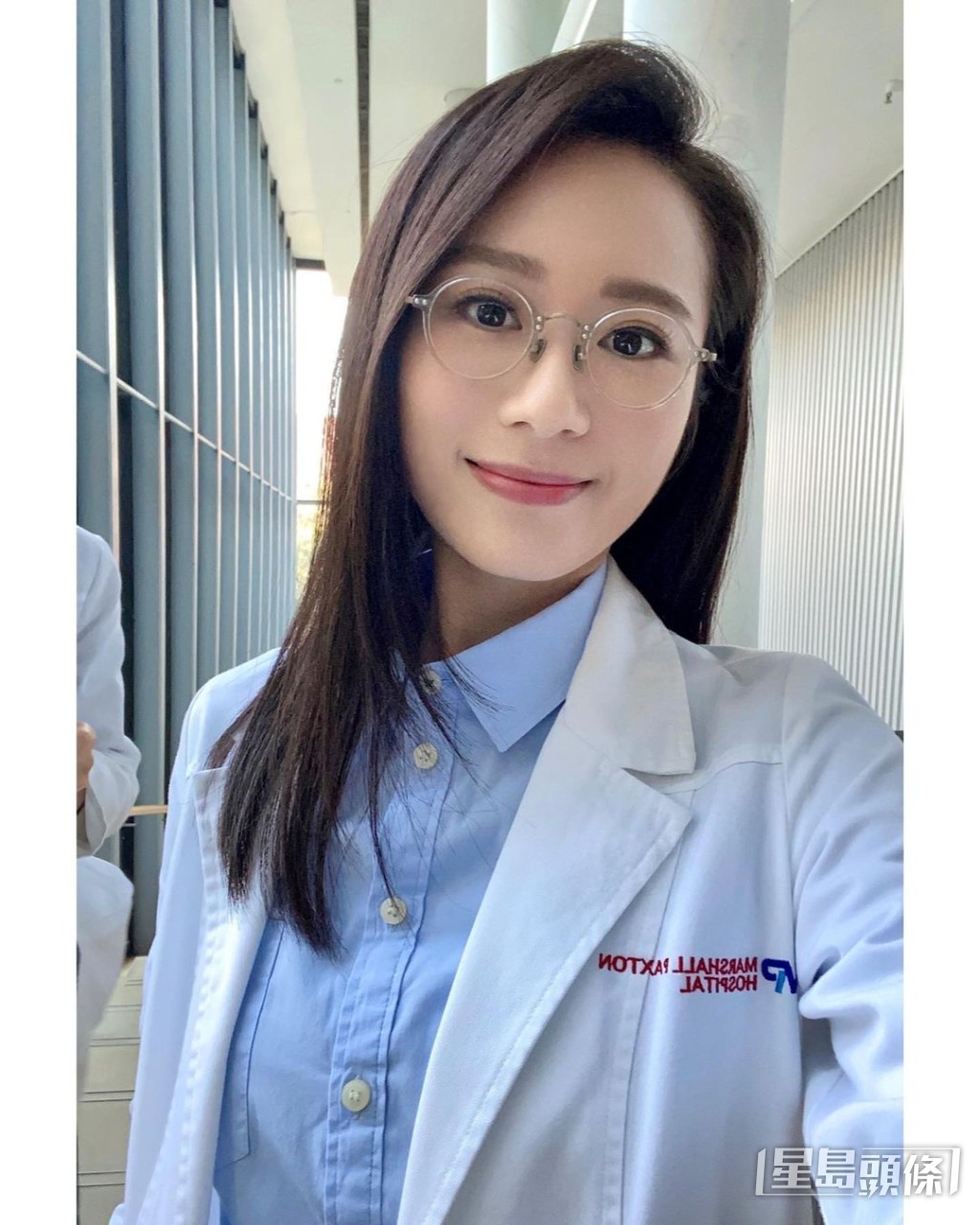 眼鏡娘Look演《白色強人II》。