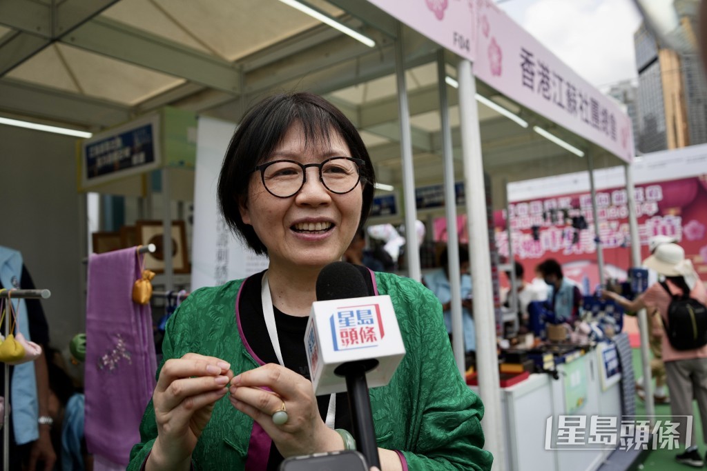 著名刺绣“沈绣”的传承者、内地著名艺术家张蕾。苏正谦摄