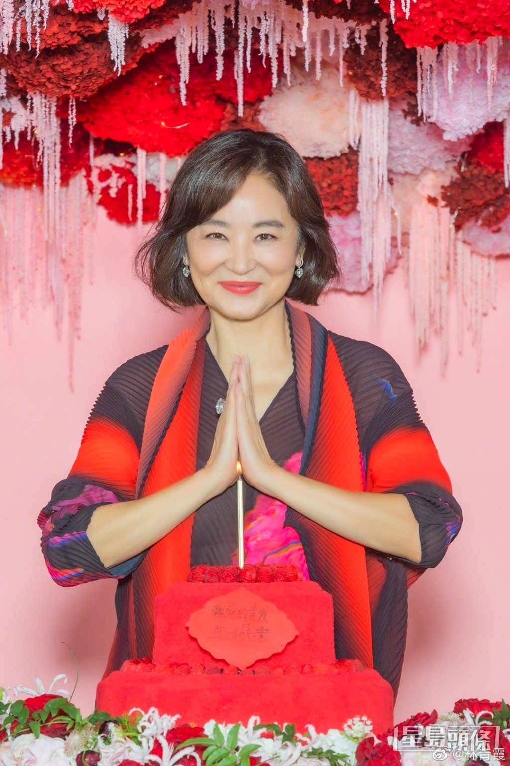林青霞許下8字生日願望,但仍被手上的巨型鑽戒搶FO。