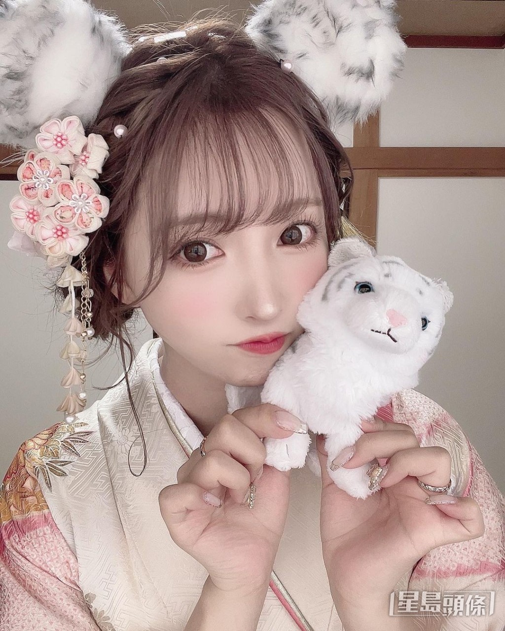 去年虎年，三上悠亞着上和服拿着白虎公仔賣萌。