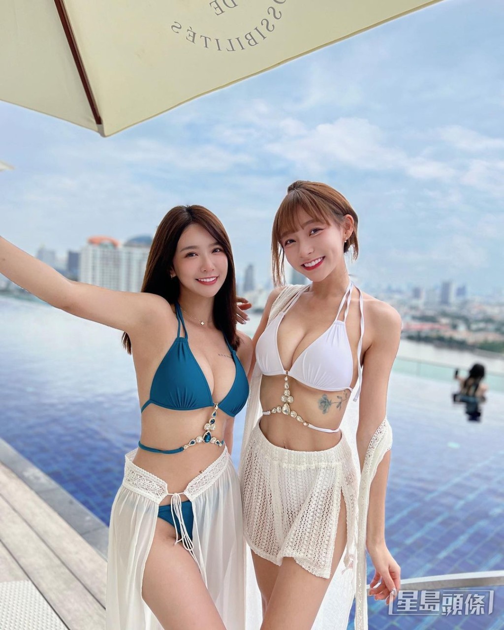林襄同队友张雅涵（左）斗性感。