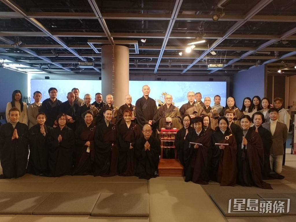 梁洛施(前排右五)日前贴出身穿袈裟出席展览的照片,更跪地与其他信众合照。