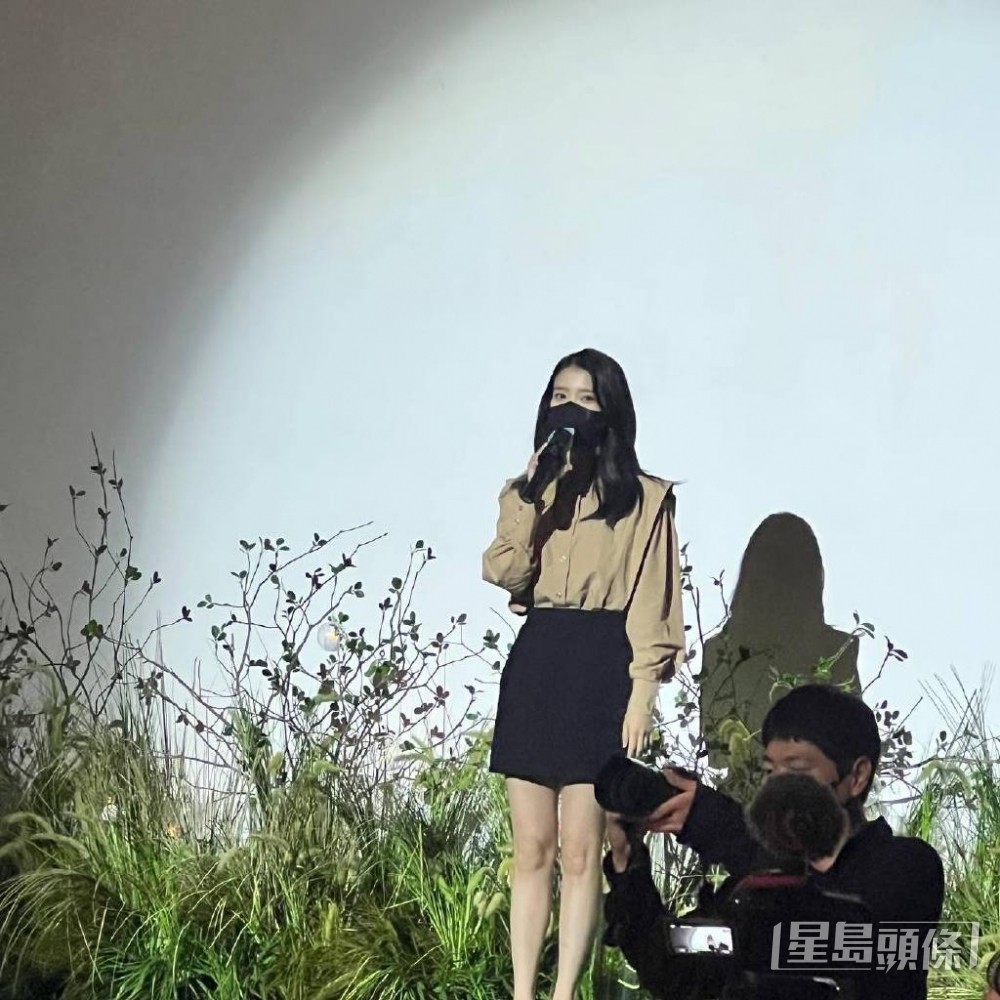 IU於10月初出席李鍾碩弟弟的婚禮,更唱祝歌。