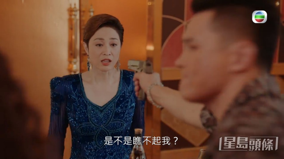 越南幫頭目與「媽媽生」沙律姐（陳法蓉飾）一言不合動怒。
