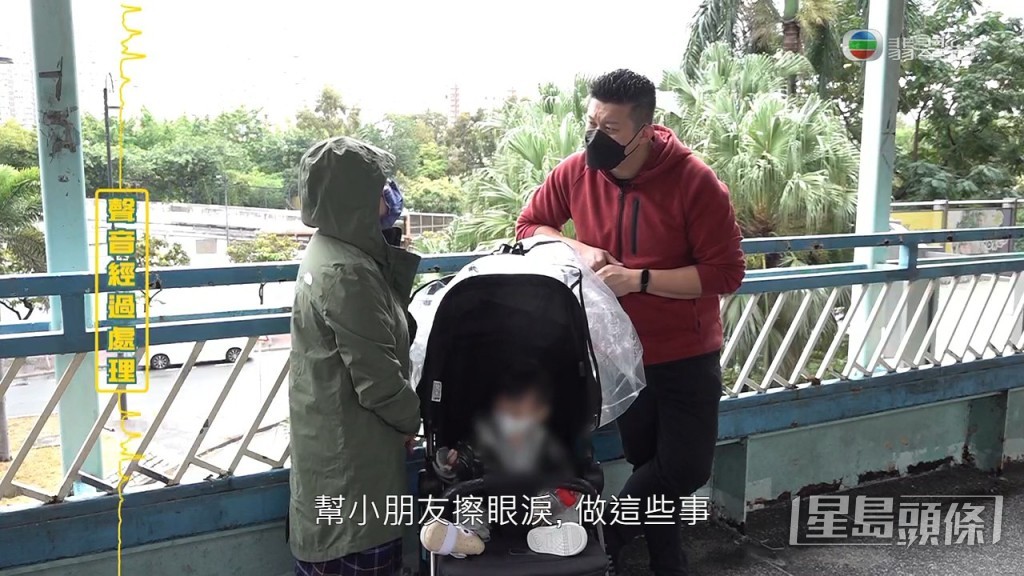 陳太指其他路人也有幫忙為小朋友抹眼淚，但職員卻連慰問也沒有，非常冷漠，就連報警也是她的老公負責。