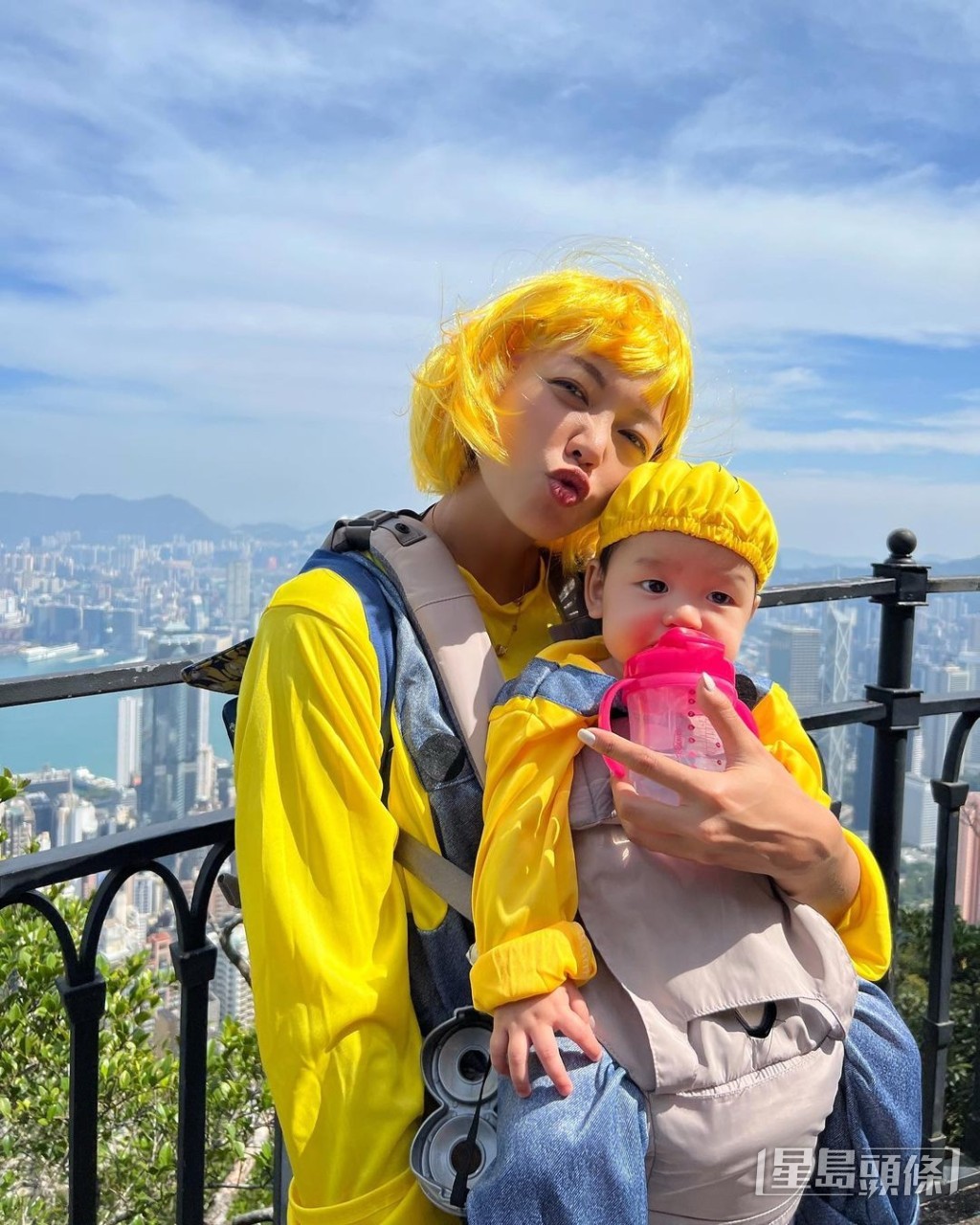 洪永城老婆梁諾妍戴上黃色假髮，抱着囝囝一齊行山過萬聖節。