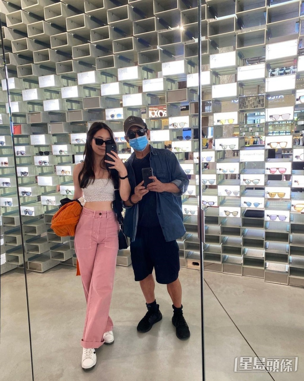 李連杰打扮得好Young,襯返細女Jada。