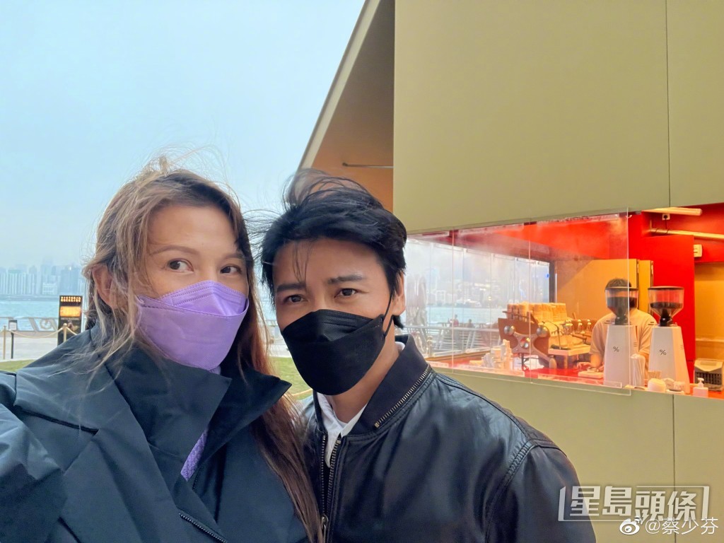 蔡少芬與張晉又行尖沙嘴海旁。