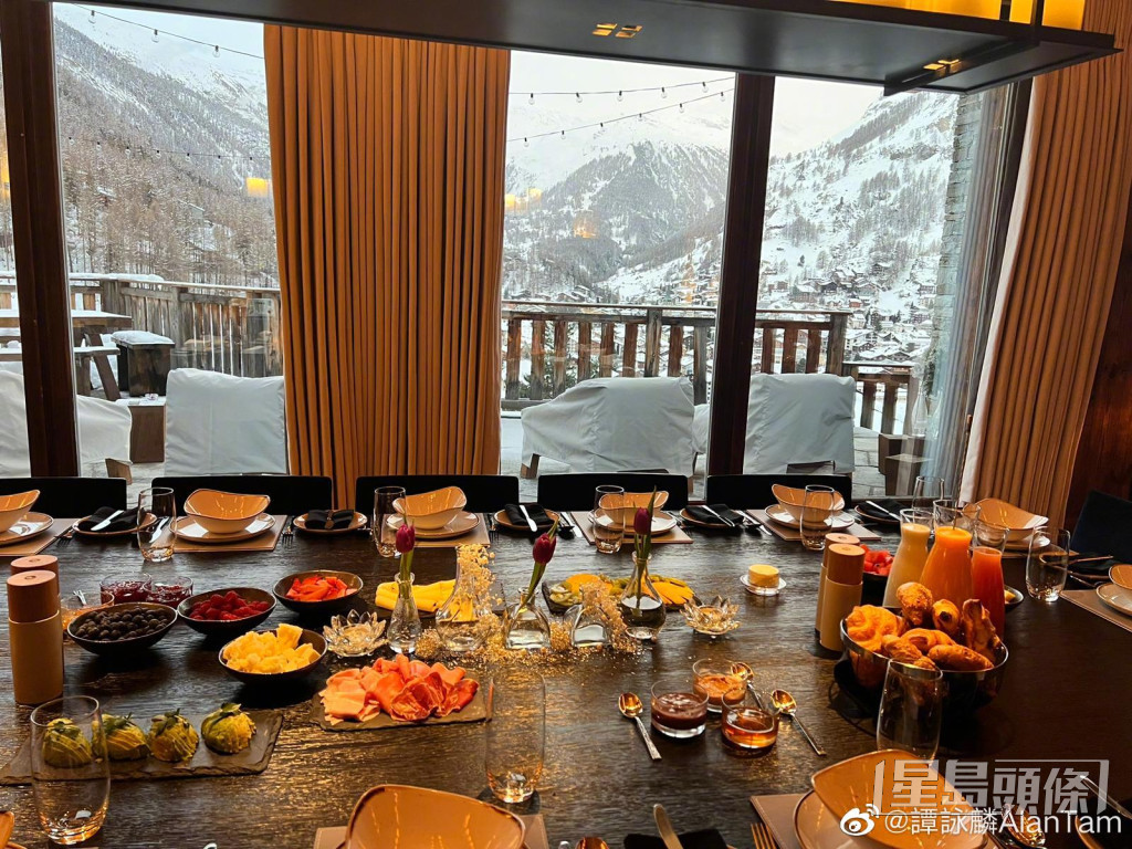 旁边有落地玻璃，可以一边享用美食，一边欣赏雪山美景。