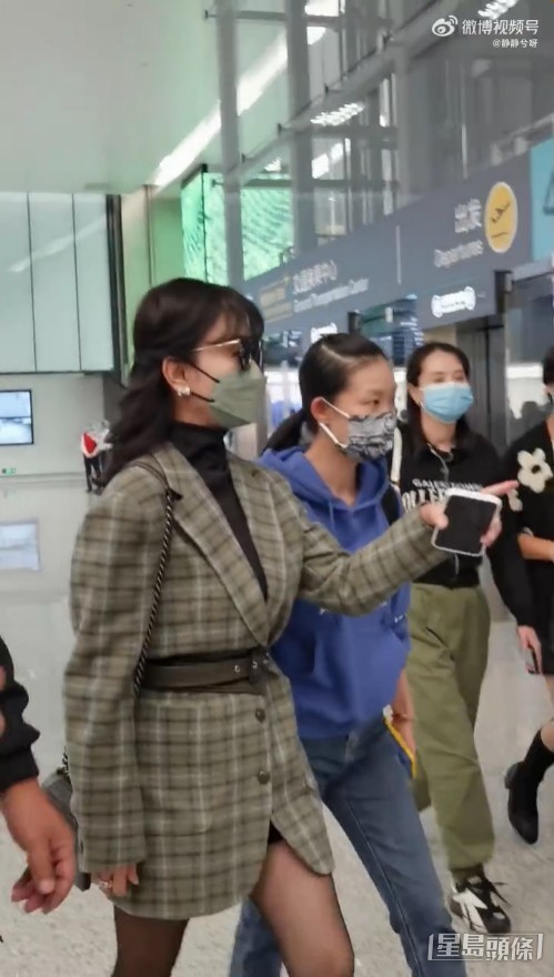趙雅芝昨日在內地現身機場，着上格仔外套的她，下身搭配透膚黑絲！