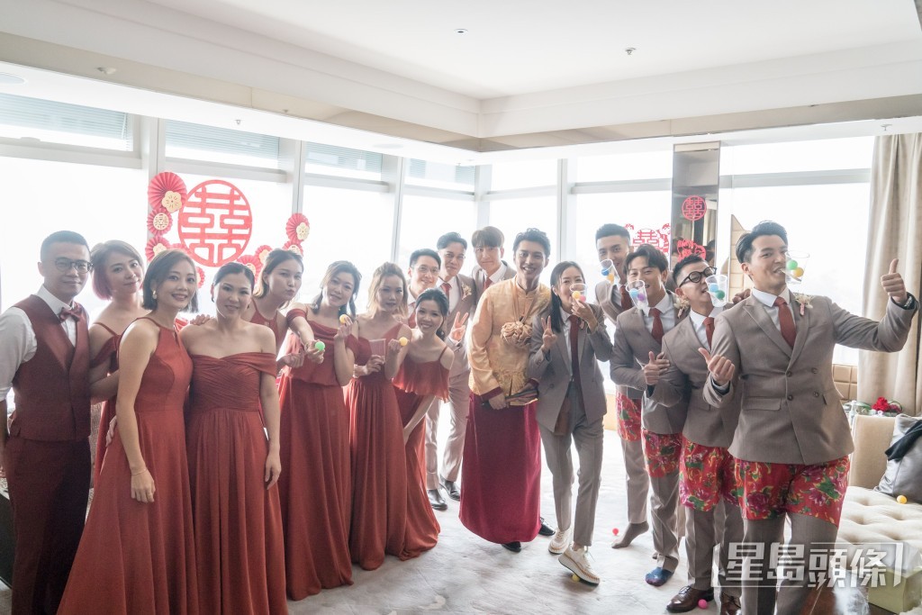 疫情加埋打风下圆婚并不容易，一对新人获星级兄弟姐妹力撑。