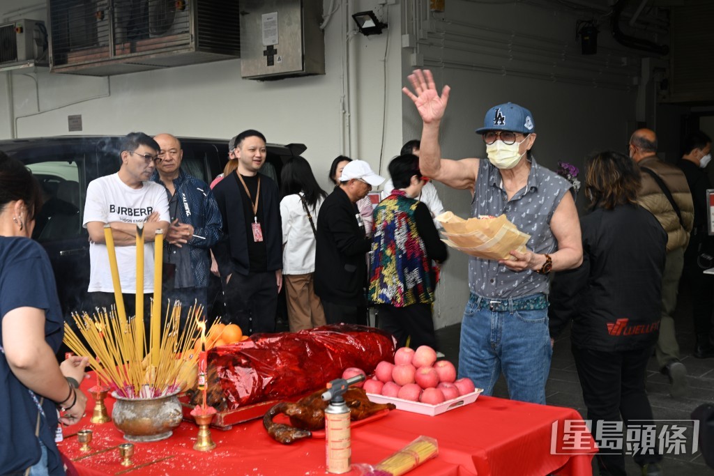 许冠杰与胞兄许冠文、侄子许思维，以及多位演唱会冠名赞助商的代表一同出席，众人齐心上香及切烧猪，祈求演唱会一切顺利。