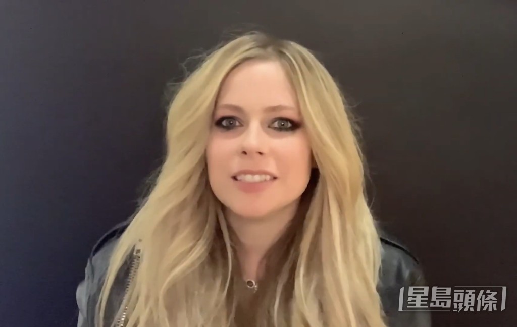 Avril 之前仲拍片为巡唱宣传。