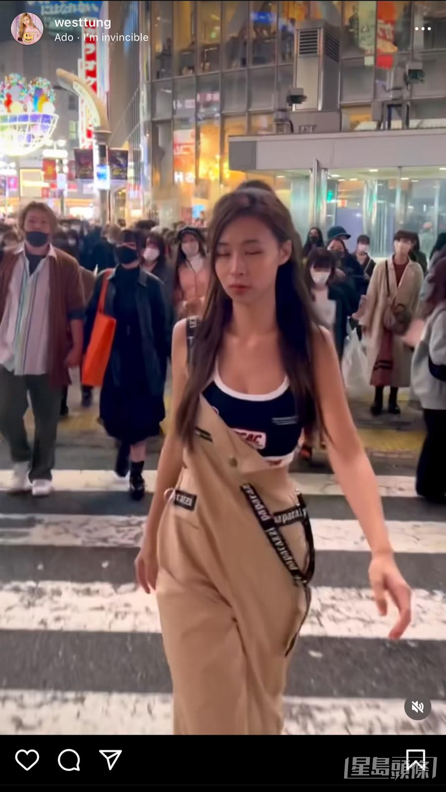 梁茜童於日本以性感步姿的步出馬路上。