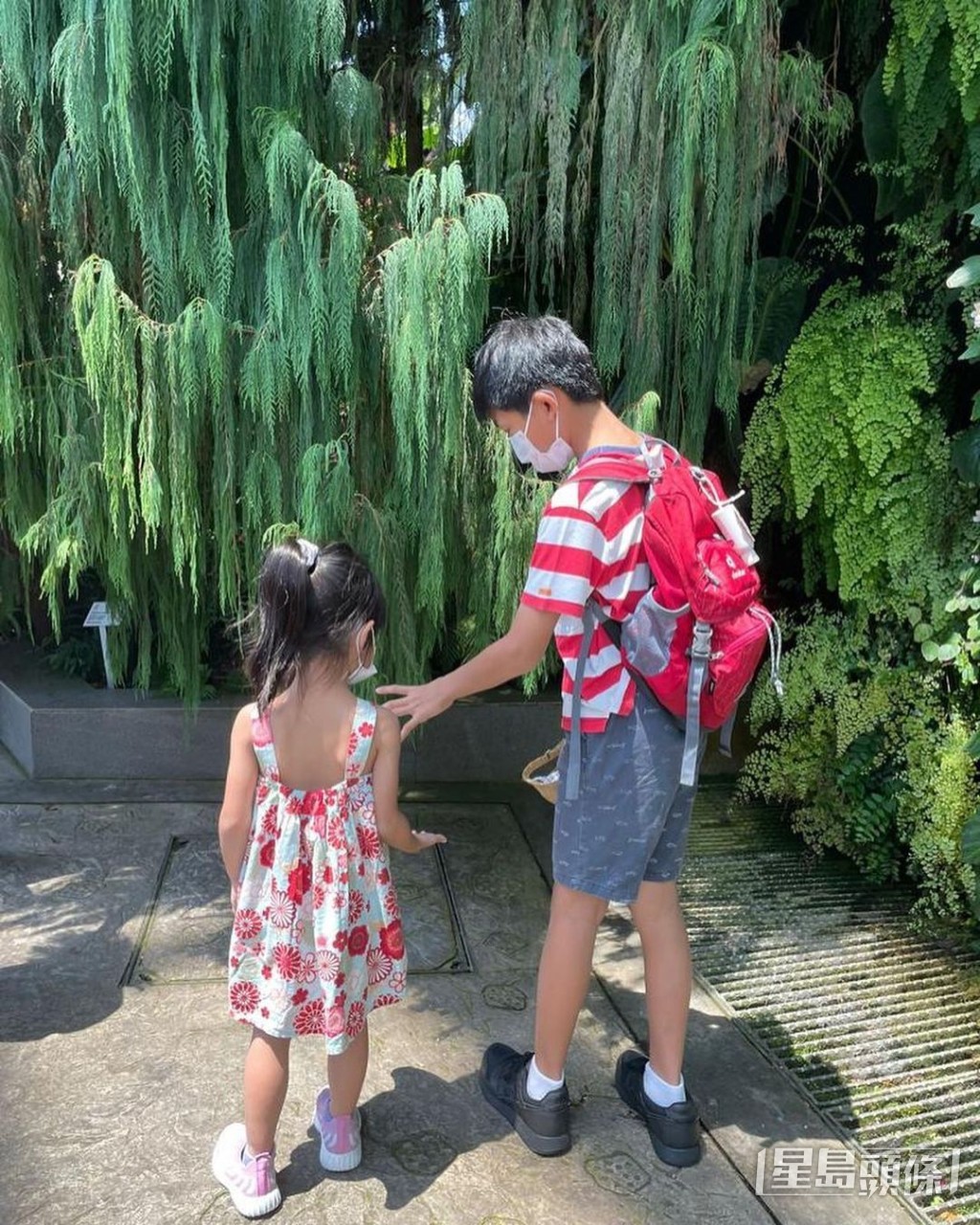 罕有地曬出與老公Nadim的甜蜜照,以及一對兒女的背影。