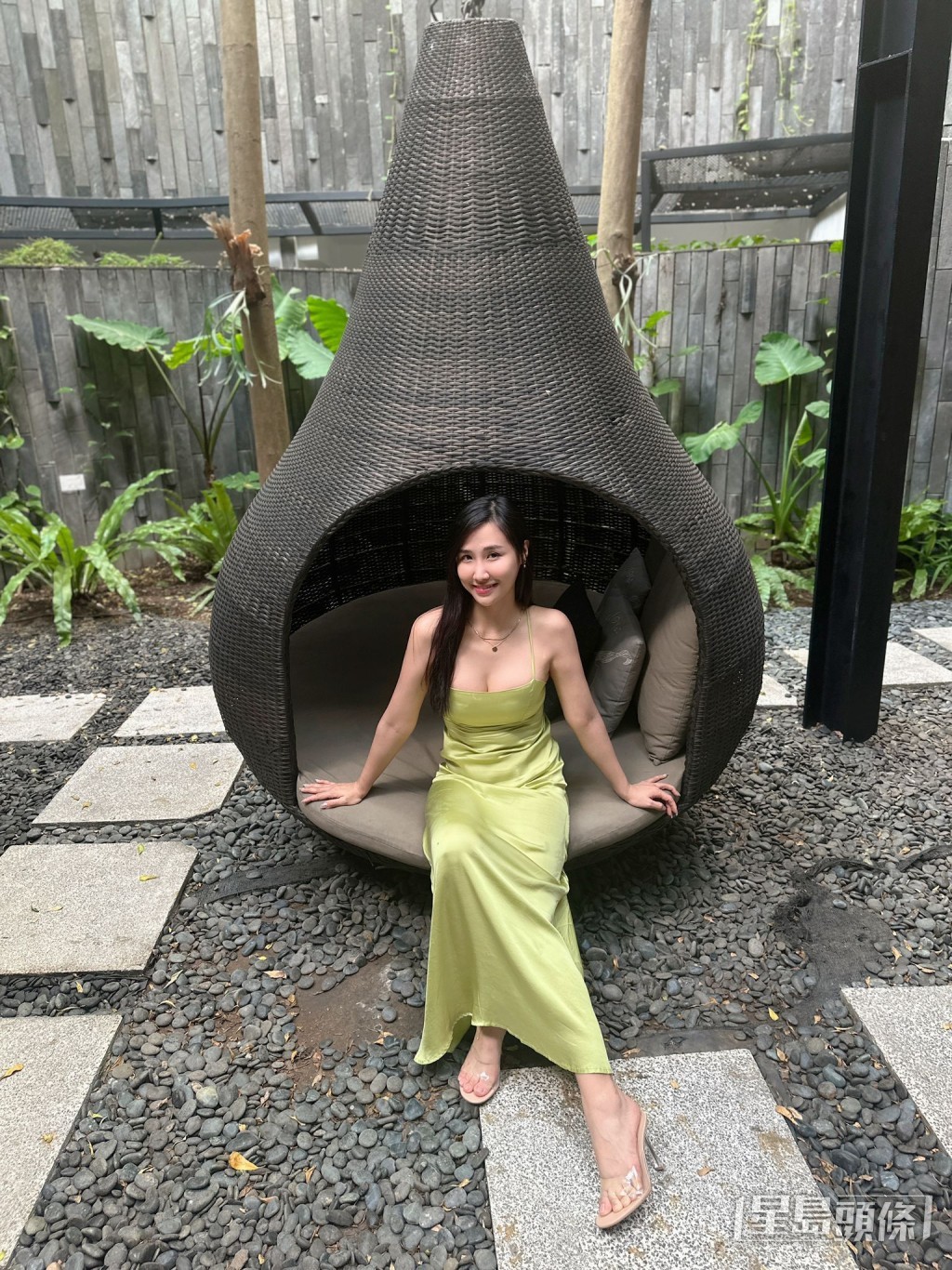 Connie換上吊帶長裙，仍然咁搶眼。