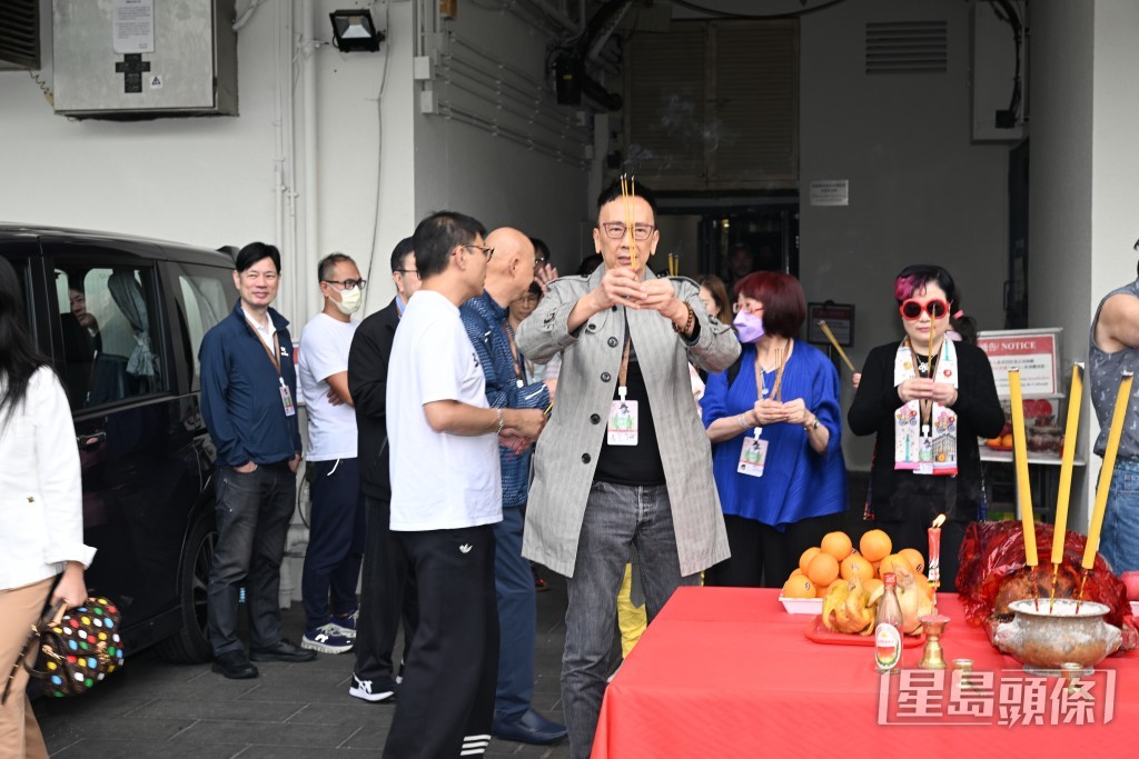 主办方“健能文化产业有限公司”及“健康•旦”在开骚前进行拜神仪式。