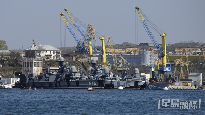 俄罗斯以位于克里米亚的黑海舰队基地遇袭为由，退出粮食出口协议。AP资料图片