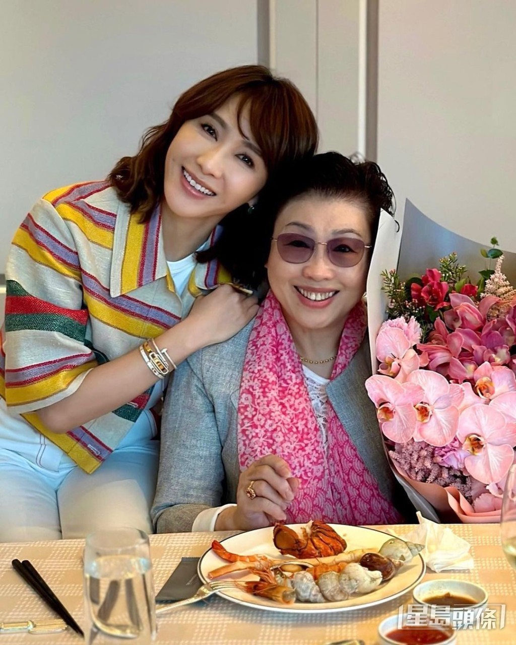 大美人黎姿同妈咪合照。