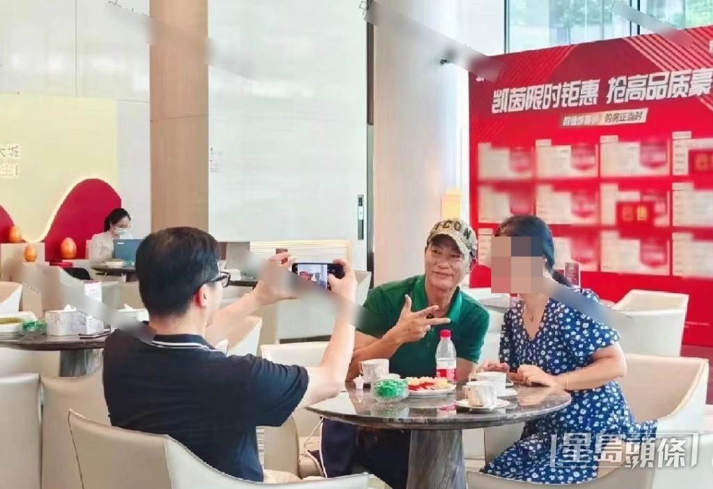 任達華又跟地產經紀合照,盡顯親民一面。