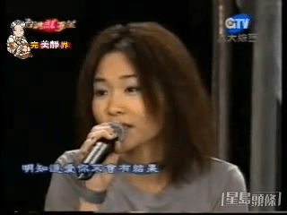 許美靜曾與已婚音樂製作人陳佳明爆出不倫戀,後來跟歌手袁耀發譜出姐弟戀,當時更傳出懷孕消息。不過,有指許美靜遭兩男狠飛後徹底崩潰,精神出現問題。
