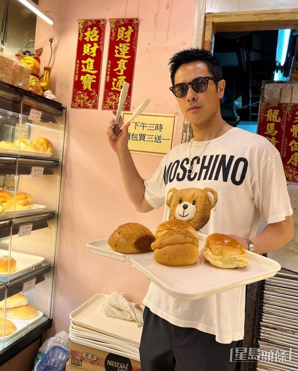 再到小店買麵包回家。