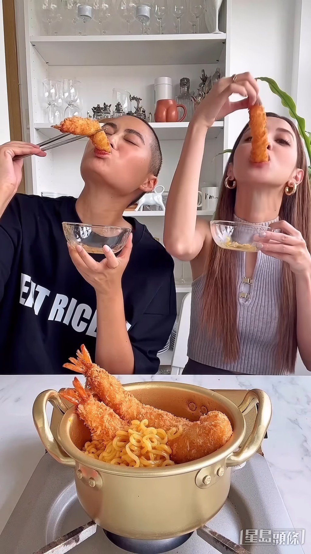 两人一同品尝美食。  ​