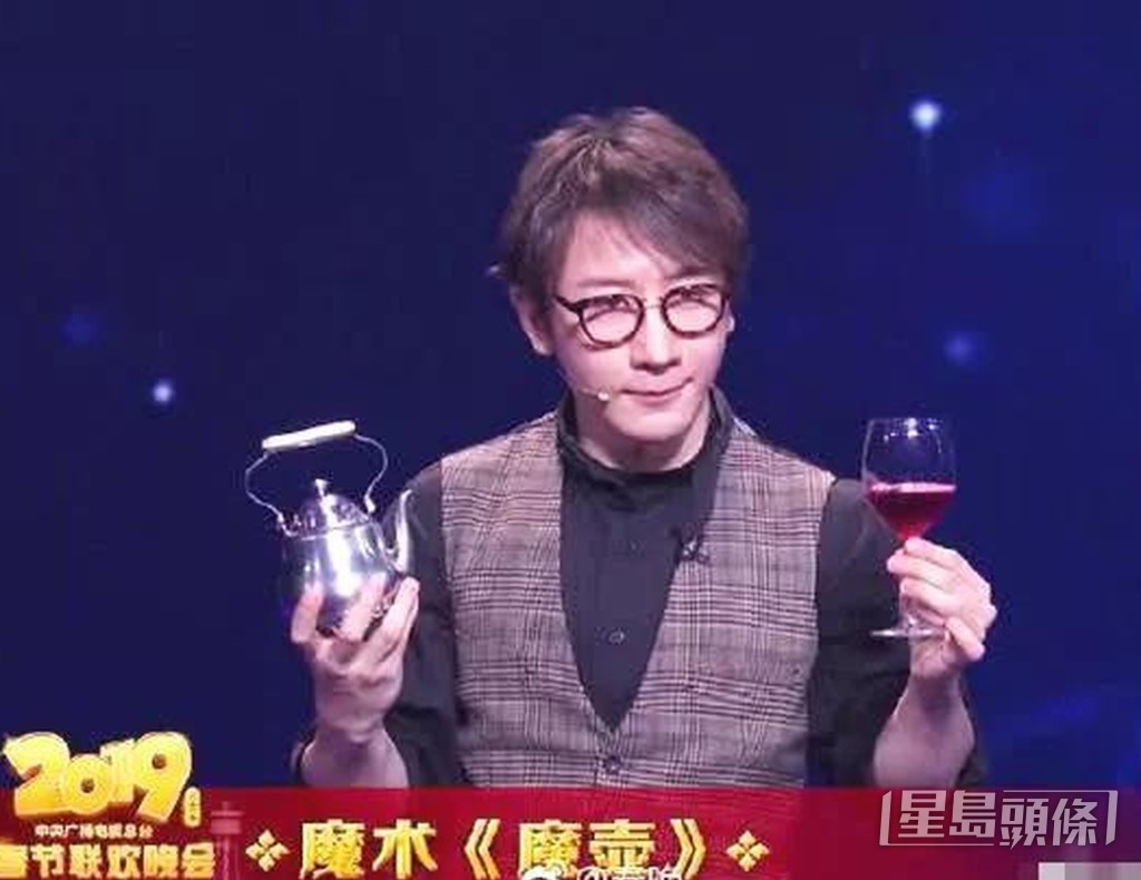 刘谦2019年在春晚表演魔术。
