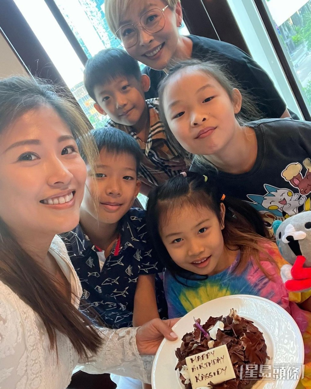 周家蔚仲成日帶仔仔同好友的子女聚會。