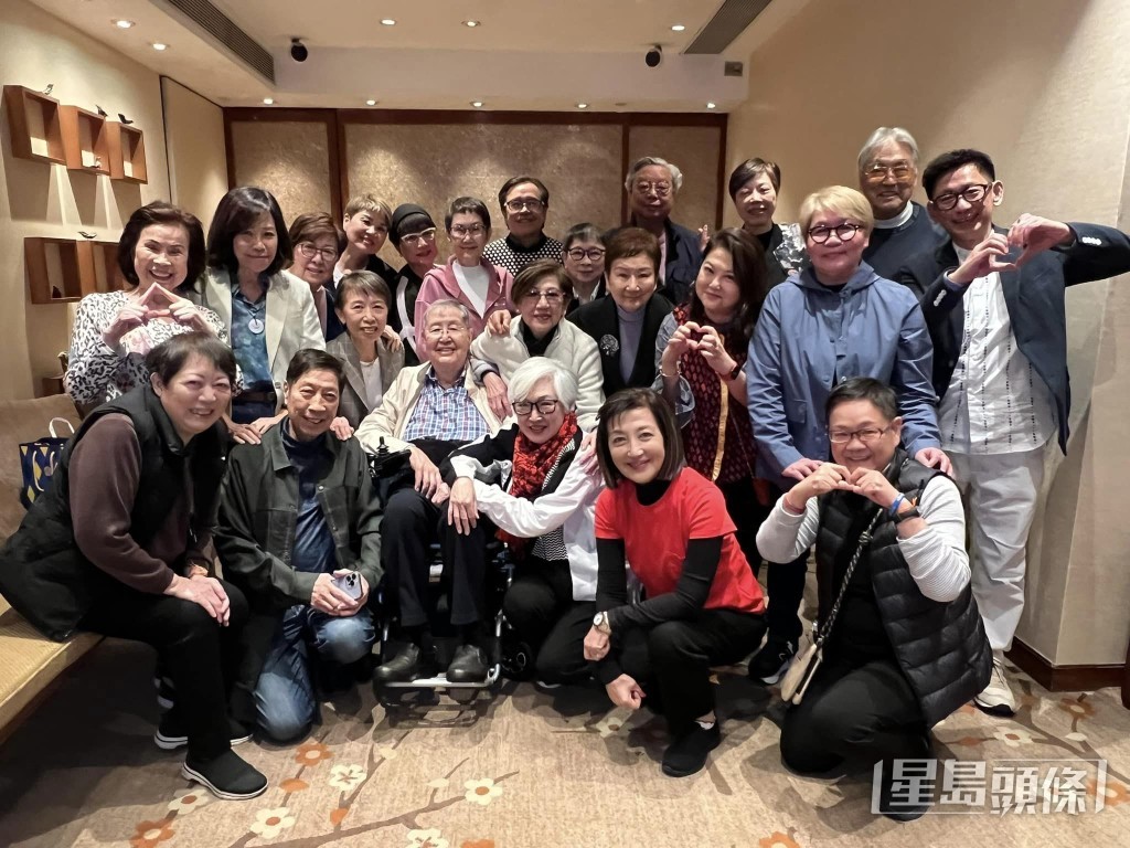 焦姣終於踏出第一步,與好友見面。