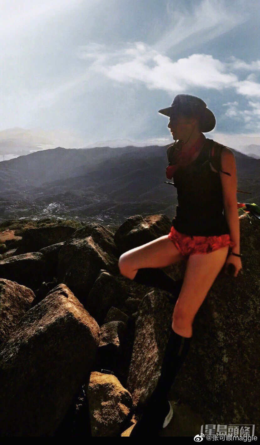 昨日是張可頤54歲生日，她在社交網貼出以「牛女」look行山的照片，大晒逆齡白滑美腿。