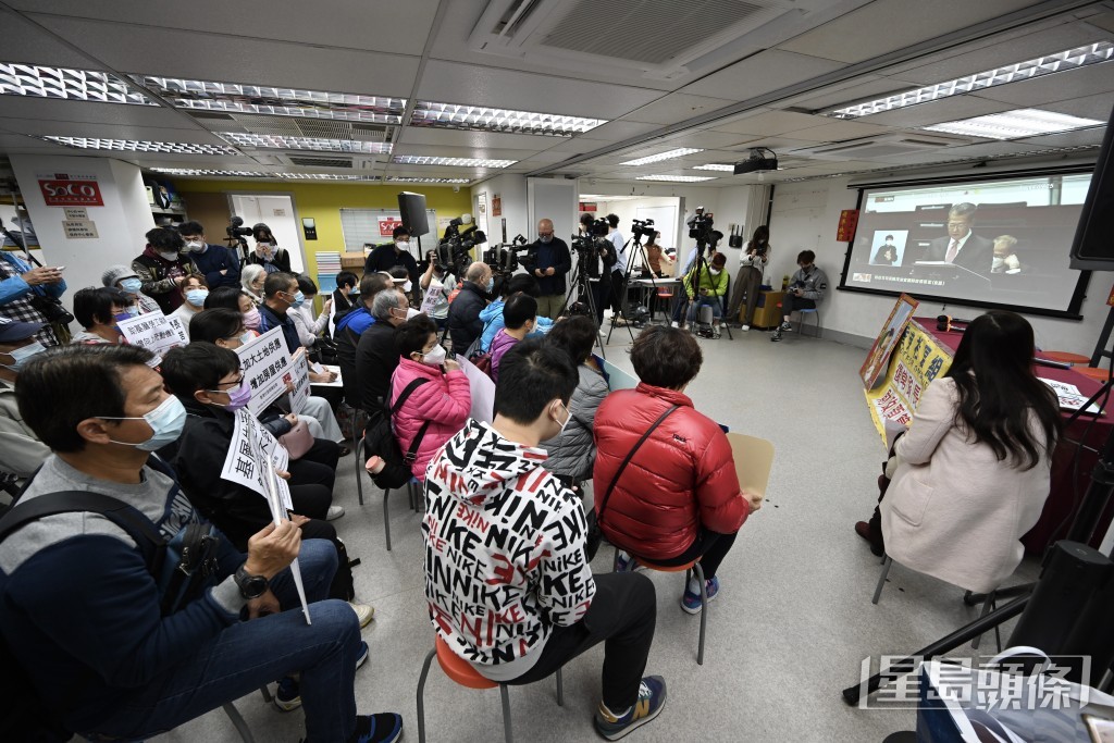 社協安排基層市民一齊觀看財政司司長宣讀《財政預算案》。蔡建新攝