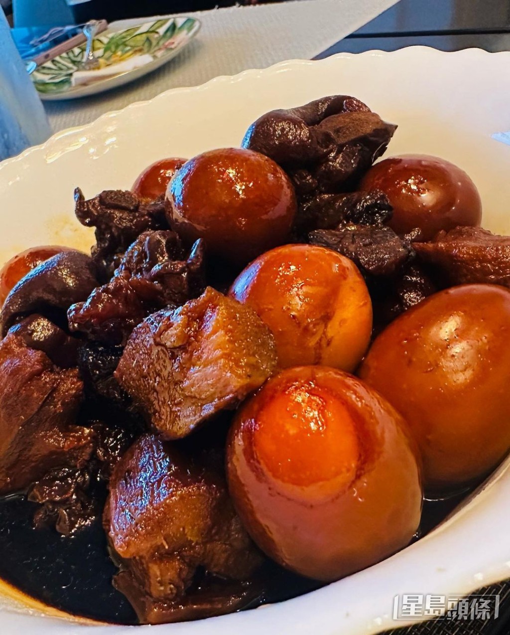 邀请了好友到家中吃姜醋和鸡酒。