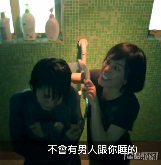 伍姑娘係專業演員，TVB劇《金宵大廈2》中演「渺渺」蘇皓兒嘅變態媽媽，令人心寒。