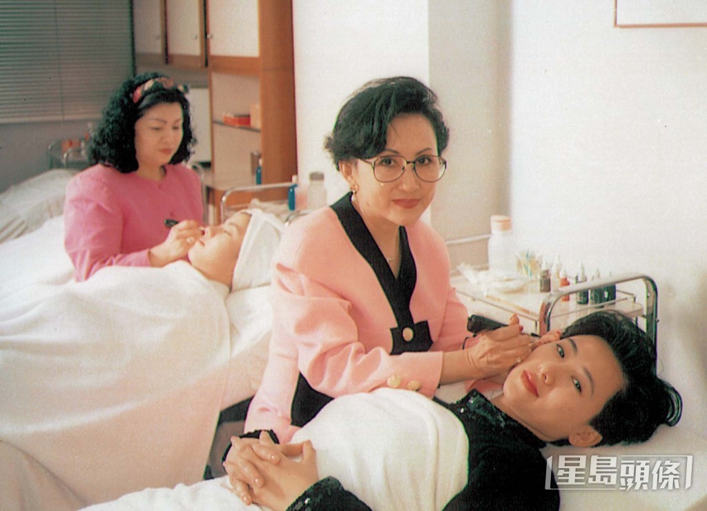 鄭明明80年代發明紋眉技術,曾為翁虹紋眉。