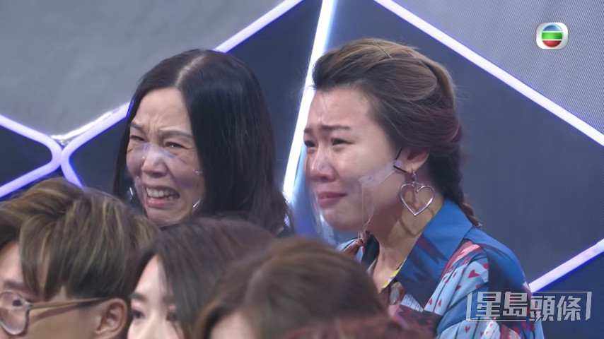 姑姐（左）與唱歌老師感動到哭成淚人！