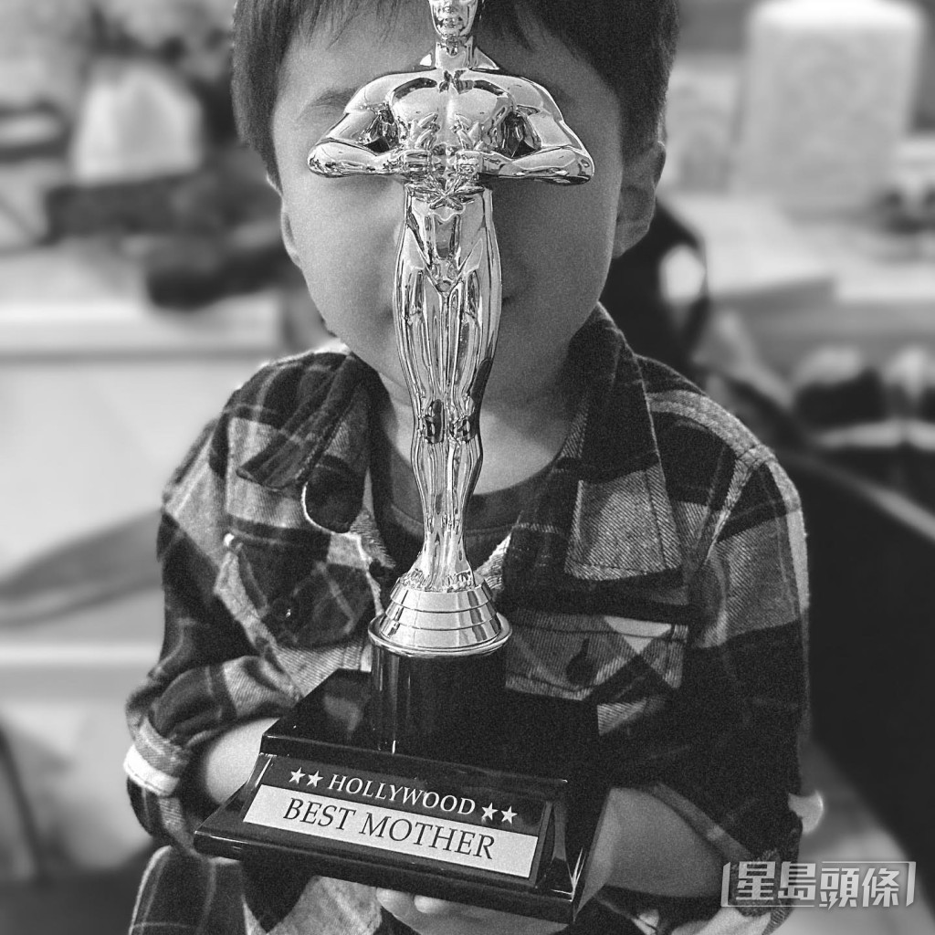 鍾嘉欣收到囝囝送上的「小金人」。