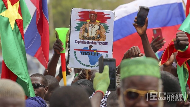 瓦加杜古有民眾示威,要求新政府實行反法親俄路線。AP圖片