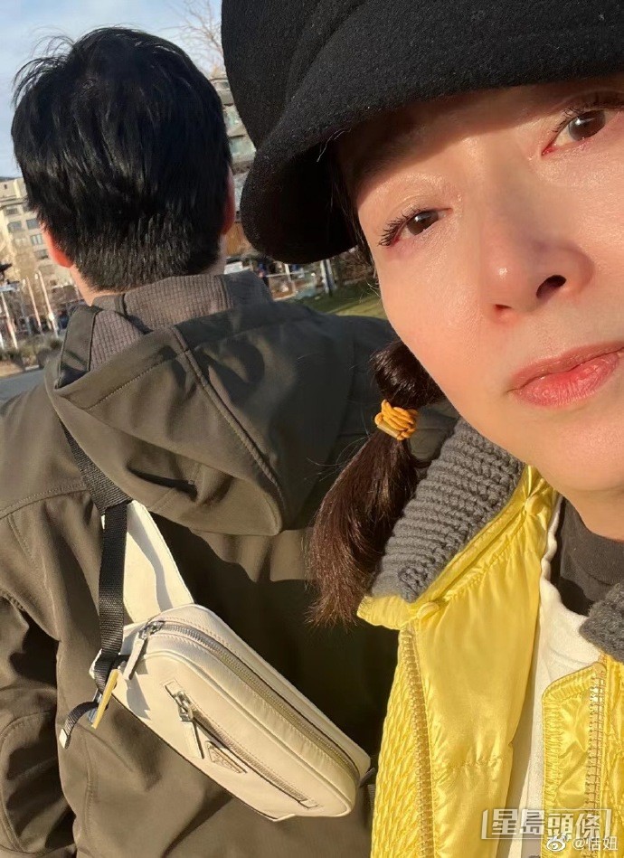恬妞張Selfie拍下囡囡高大的背影,相中可見她的皮膚Keep得好好。