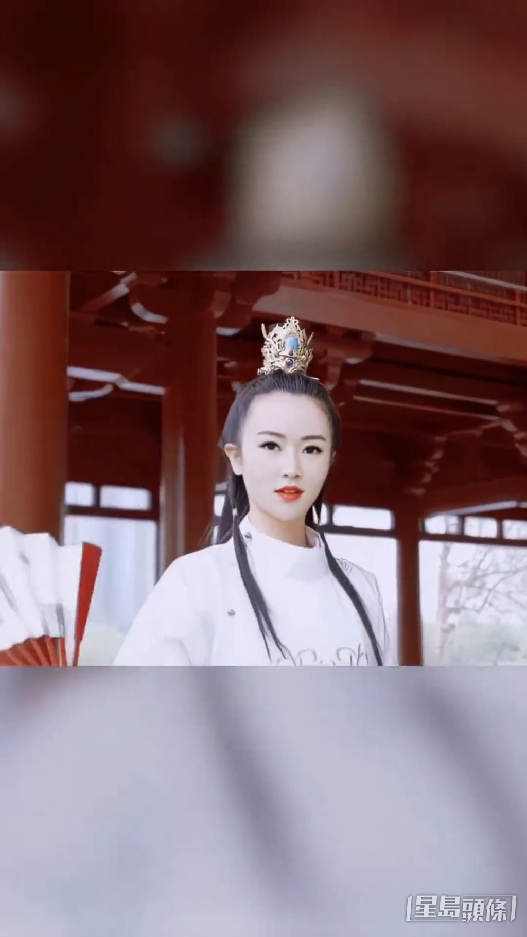 濾鏡之下的楊思琦卻十足AI假人。