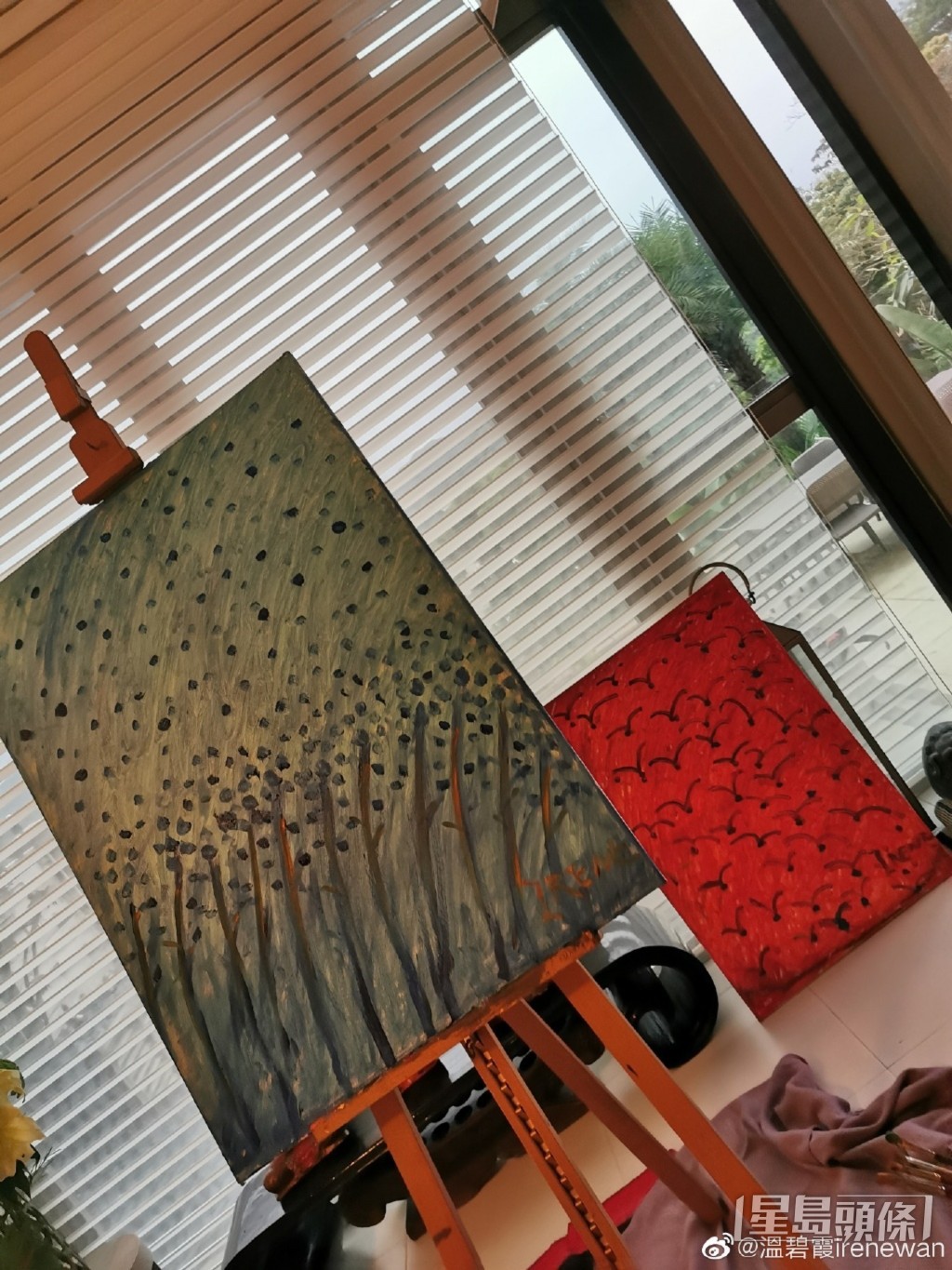 可善用白天透入的光線進行作畫。