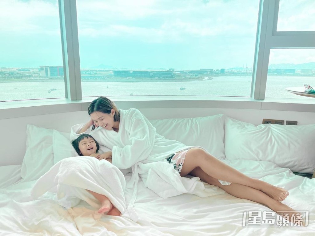 梁麗翹專心照顧小朋友。